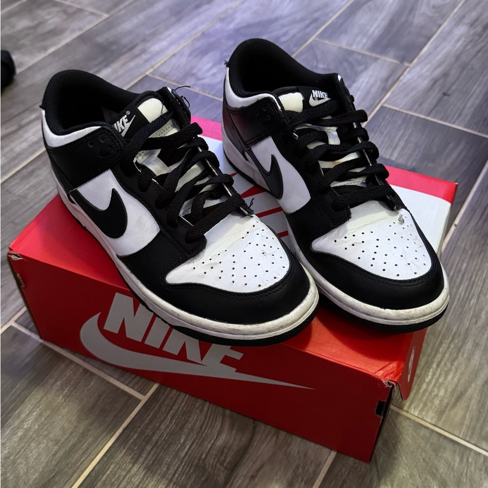 Nike Men's Classic Black and White Sneakers